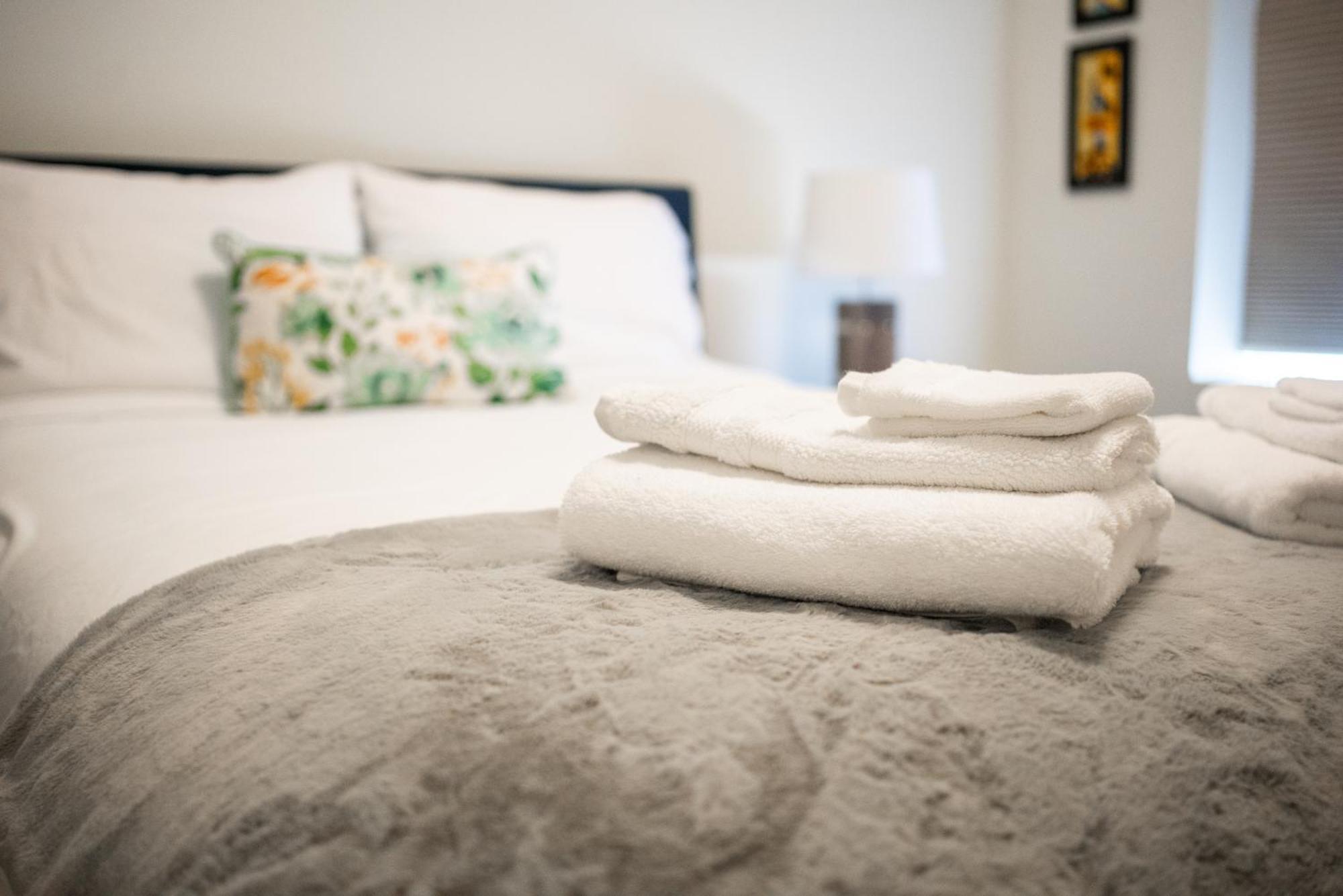 Spacious 3 Bedroom Apartment In Heart Of Niagara Thorold Bagian luar foto