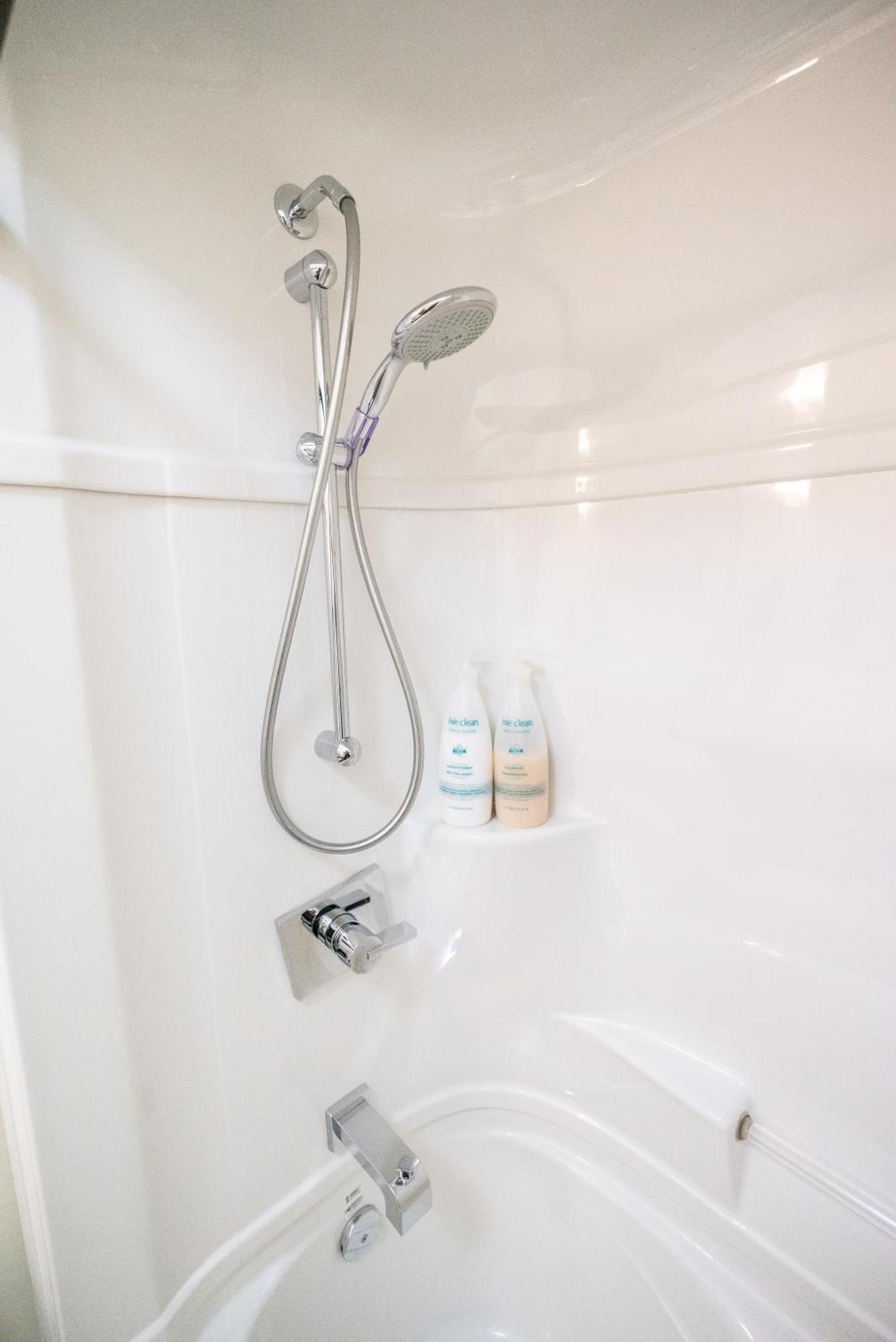 Spacious 3 Bedroom Apartment In Heart Of Niagara Thorold Bagian luar foto
