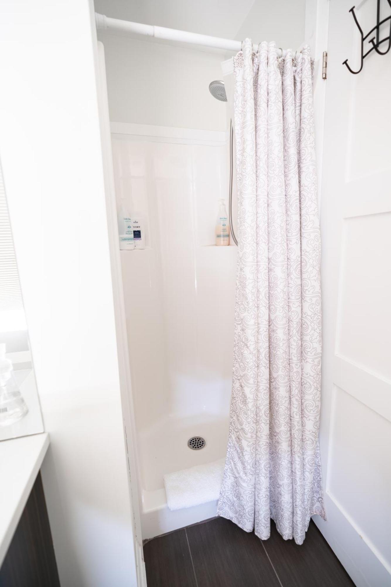 Spacious 3 Bedroom Apartment In Heart Of Niagara Thorold Bagian luar foto