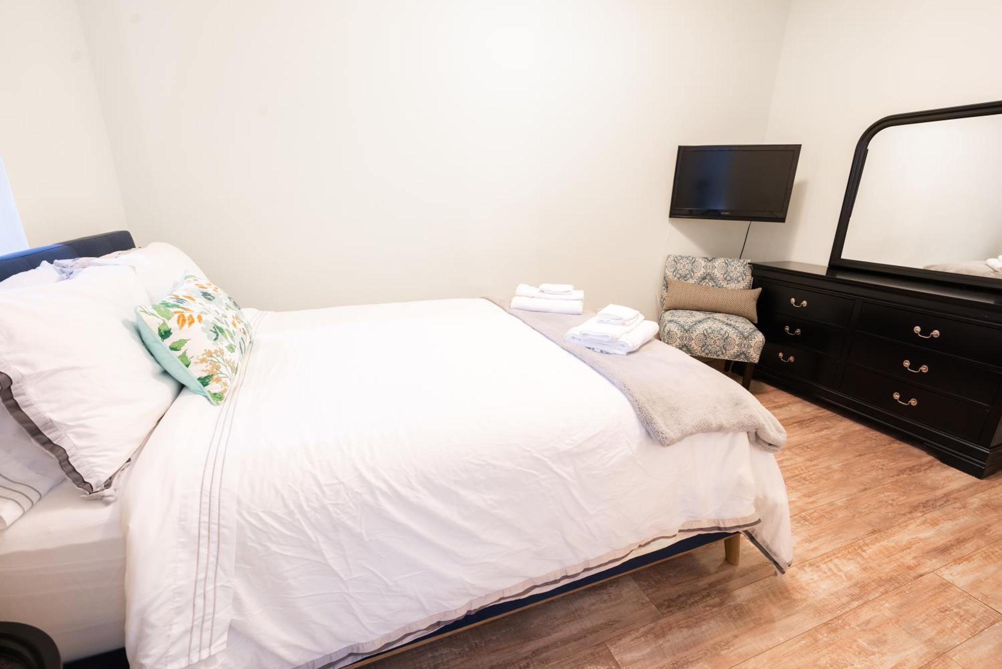 Spacious 3 Bedroom Apartment In Heart Of Niagara Thorold Bagian luar foto